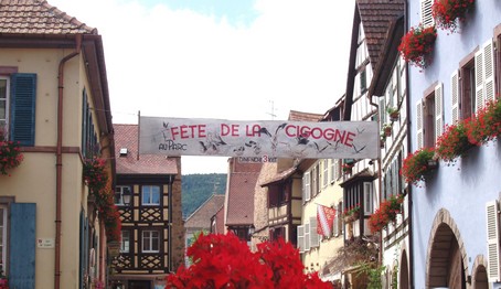 A Eguisheim, un joli village d'alsace, c'est la fte de la cigogne